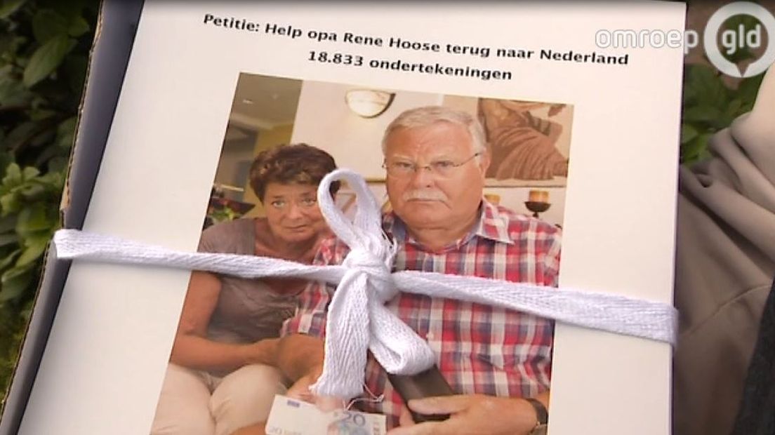 In totaal 18.833 handtekeningen overhandigde Jilly Hoose woensdag aan minister Koenders van Buitenlandse Zaken. Met de petitie hoopt ze dat haar opa, René Hoose uit Malden, weer snel terugkomt naar Nederland.