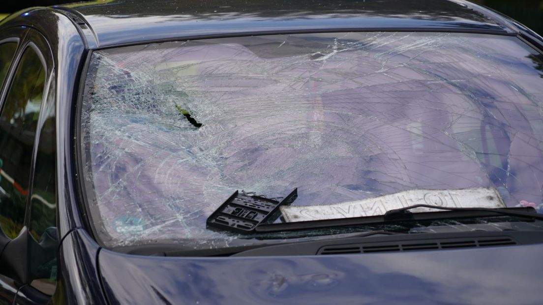 De beschadigde voorruit van de auto (Rechten: Van Oost Media)