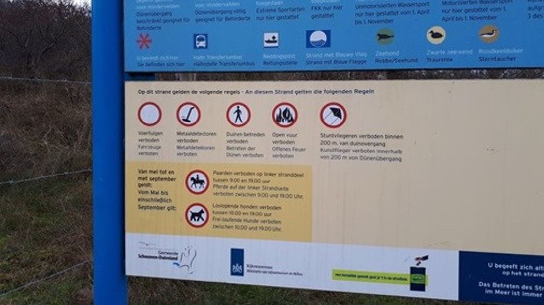 Op dit bord bij de strandovergang Westenschouwen is een verbodsbord voor metaaldetectoren te zien