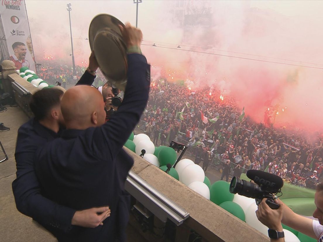 Trainer Arne Slot en aanvoerder Orkun Kökçü van Feyenoord tonen de schaal op het balkon