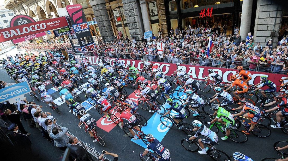 Kijkers langs het parcours van de Giro moeten zich niet vergissen in de snelheid van de aanstormende wielrenners. Het is goed opletten, want het peloton bereikt makkelijk snelheden boven de 50 kilometer per uur.