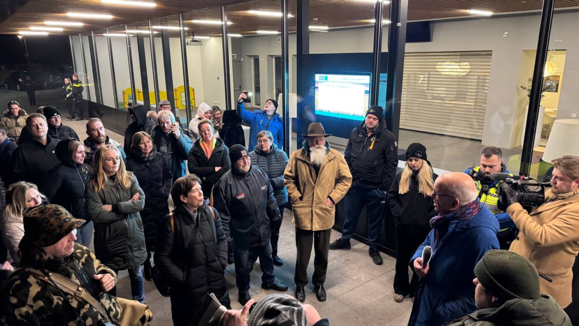 Burgemeester werd opgewacht na protestactie: 'Liggend op de achterbank weggebracht'