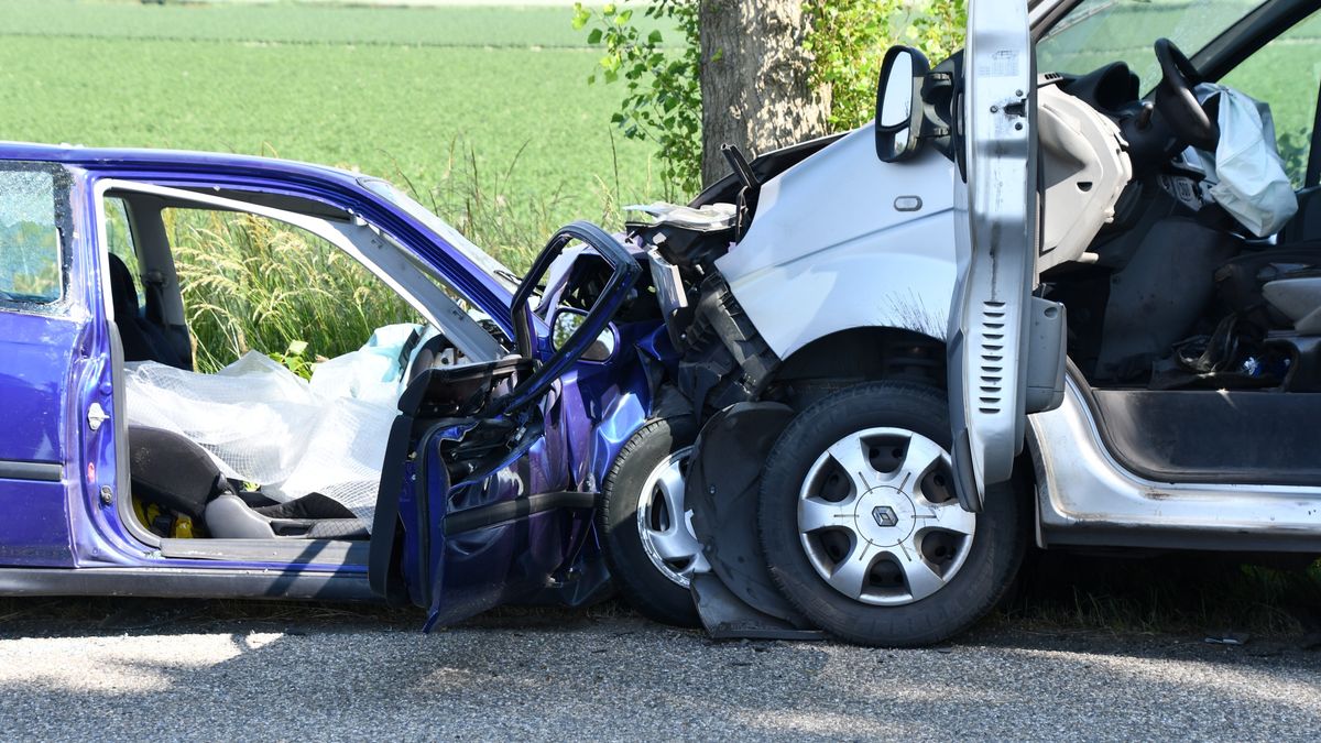 Twee gewonden bij frontale botsing Driewegen
