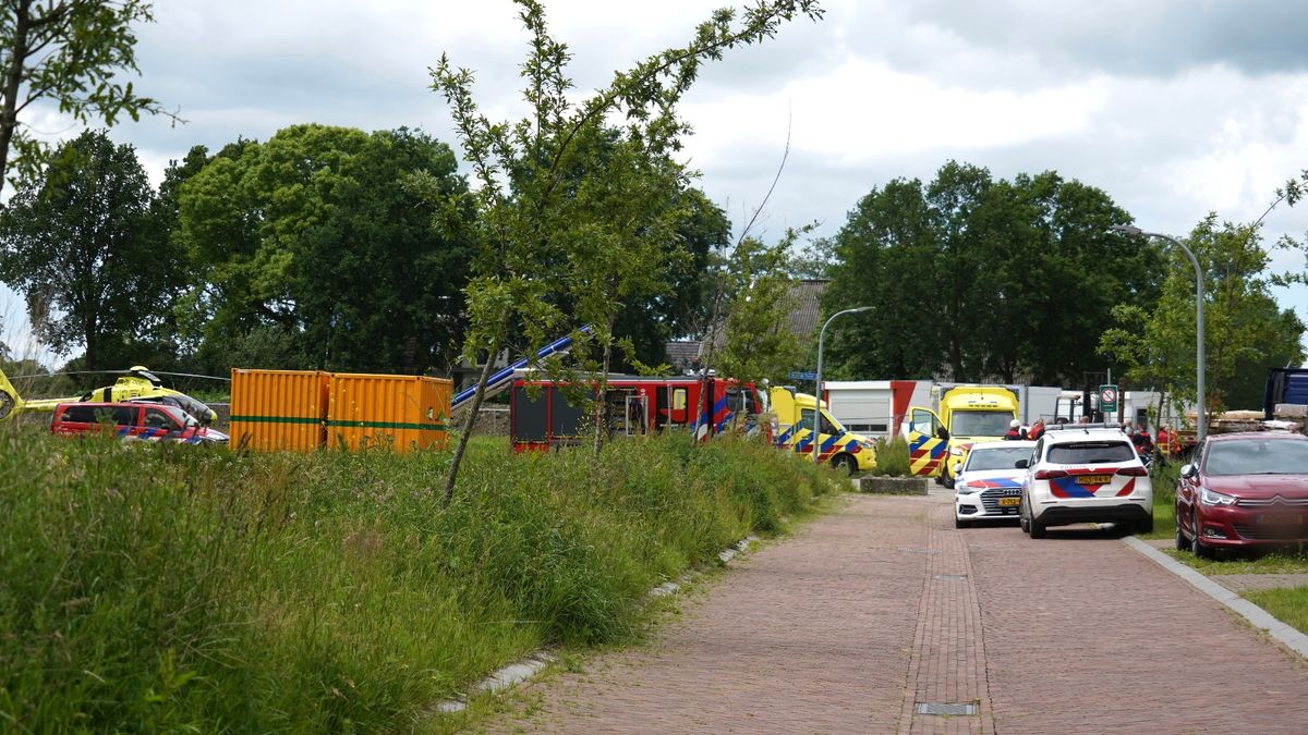 112-nieuws: Fietser ernstig gewond na aanrijding met vrachtwagen in Zuidhorn • Politie valt pand in 