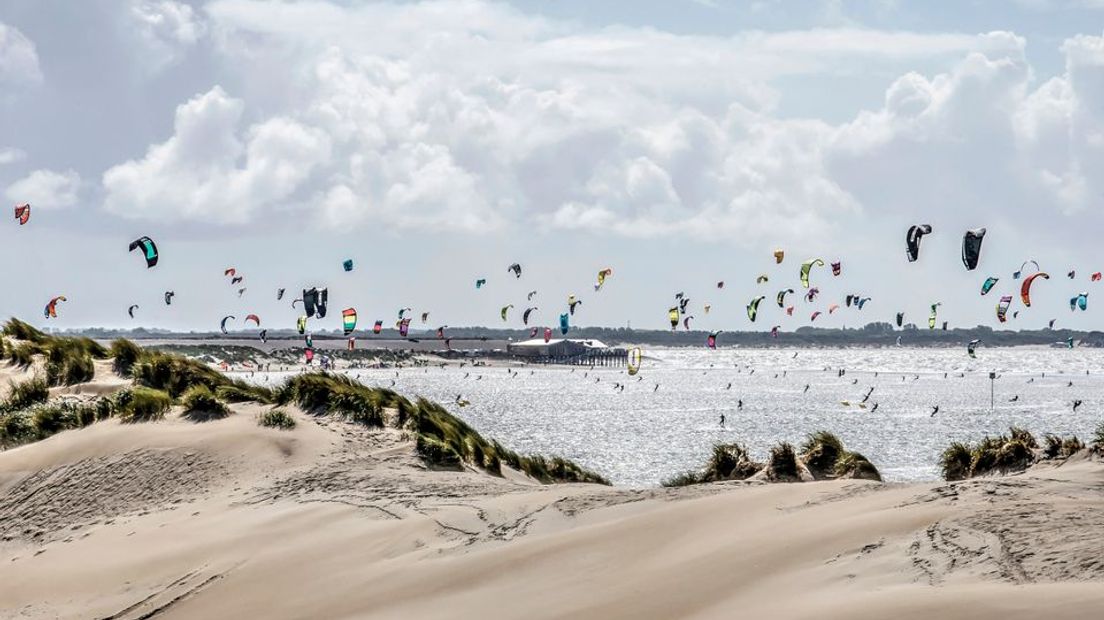 De Brouwersdam staat bekend als hotspot voor kitesurfen