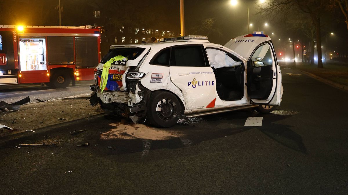Politieauto onderweg naar spoedmelding botst met personenauto