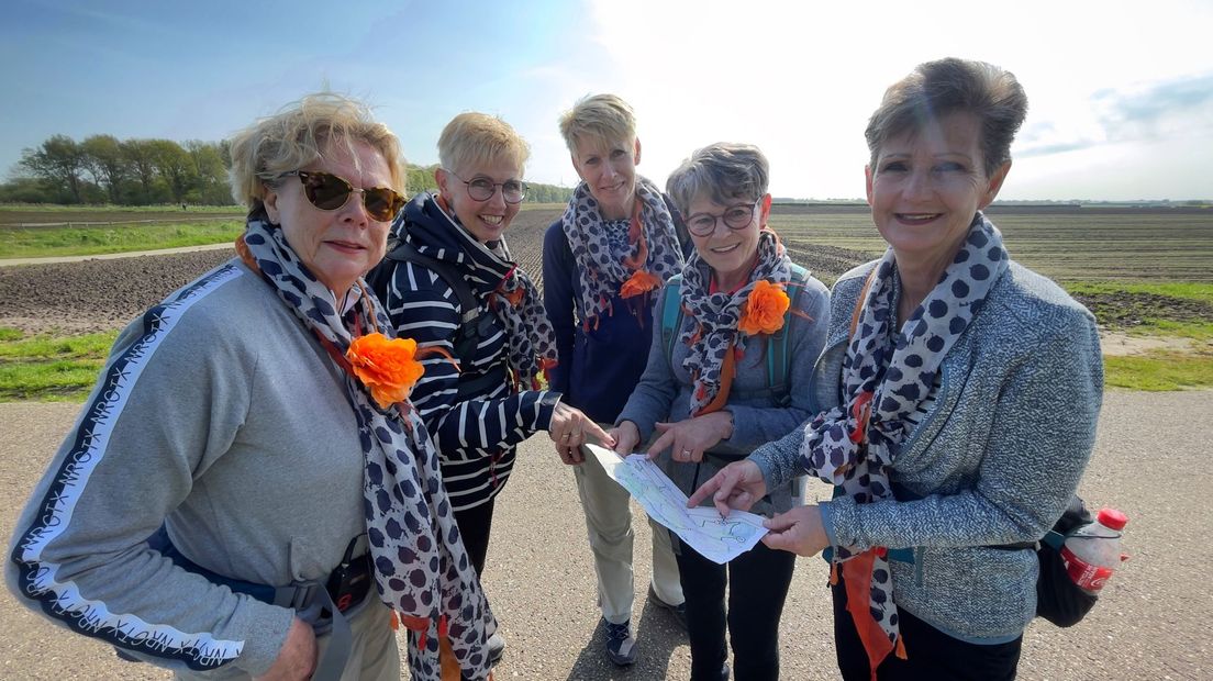 Met behulp van een routekaart weten de vriendinnen waar ze langs moeten lopen