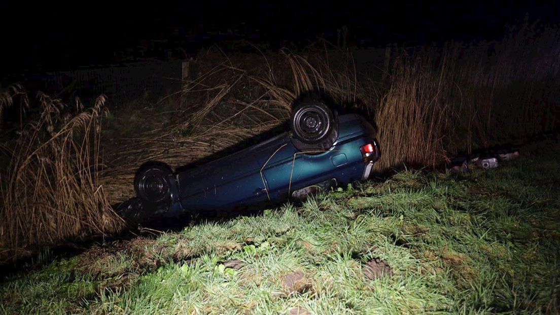 Auto ligt op de kop in de sloot