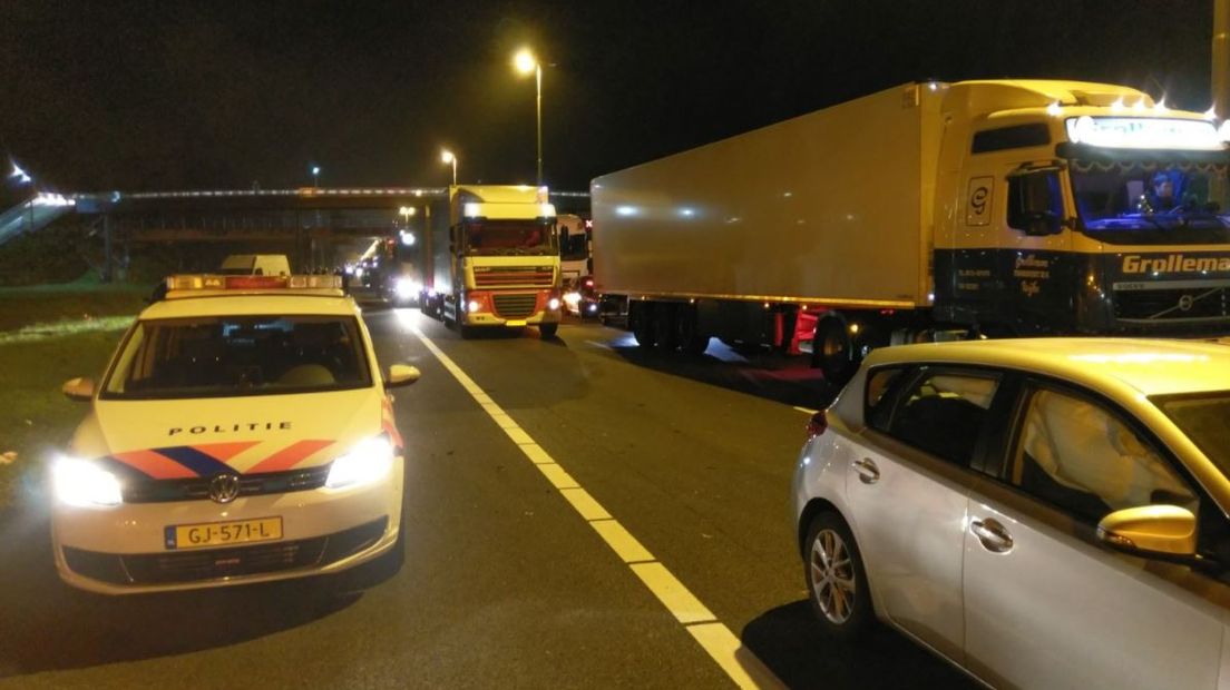 De A1 richting Amersfoort was woensdagavond bij Hoevelaken enige tijd afgesloten na een grote kettingbotsing. Volgens de VerkeersInformatieDienst (VID) waren er 8 personenauto's op elkaar gebotst.