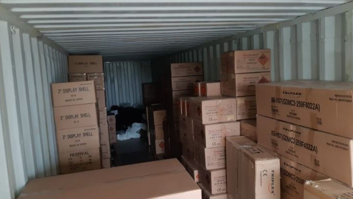 Rotterdamse politie neemt 4500 kilo vuurwerk in beslag, een man aangehouden