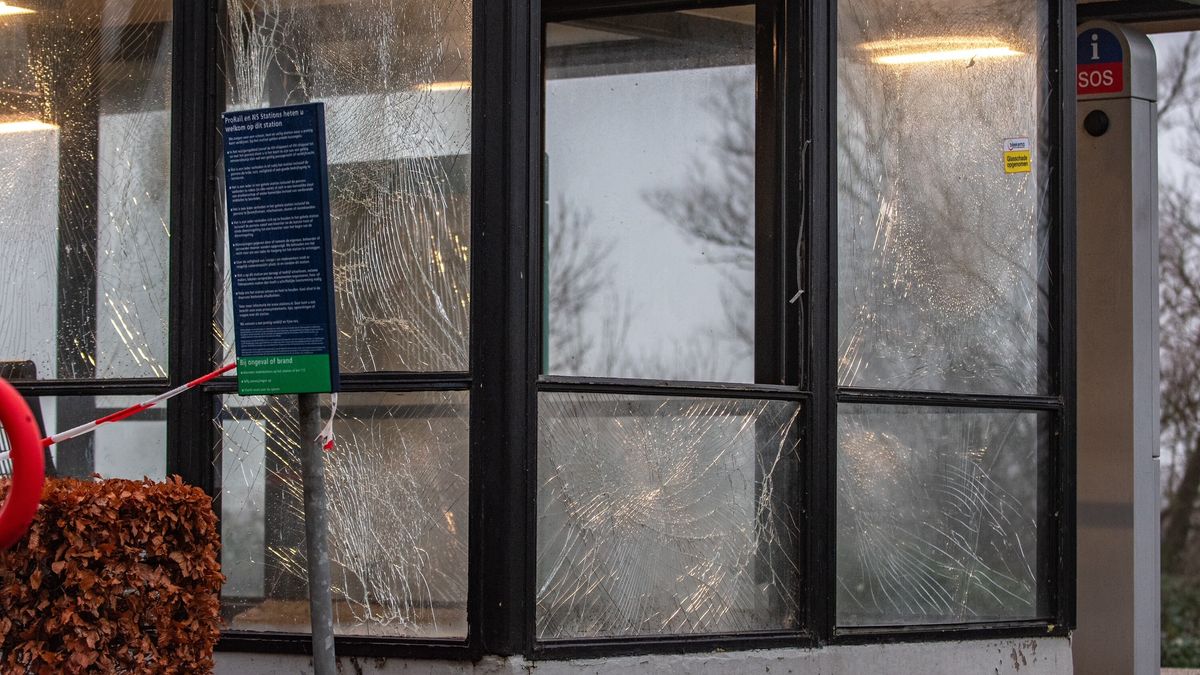 Gewond persoon bij ongeluk op A6 | Wachtruimte station IJlst vernield door vuurwerk