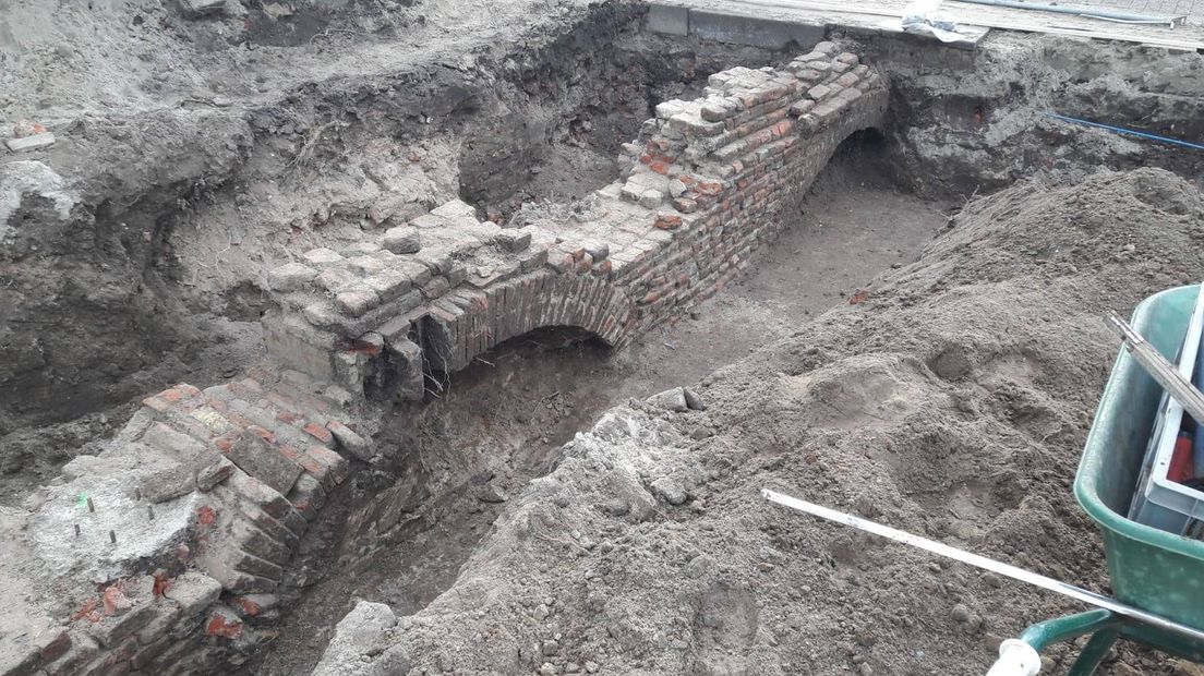 Onder het ’s-Gravenhofplein te Hulst zijn resten gevonden van een klooster uit de late middeleeuwen.