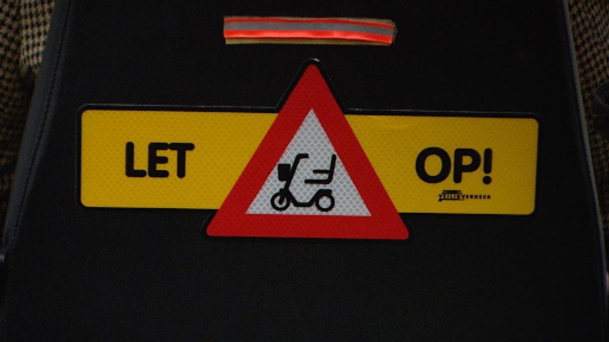 Scootmobielen veiliger met sticker
