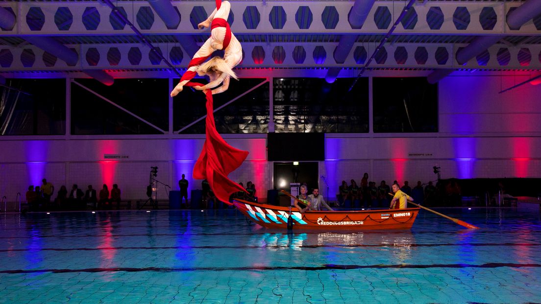 Een acrobate trad op tijdens de opening van het zwembad (Rechten: Bianca Verhoef Fotografie)