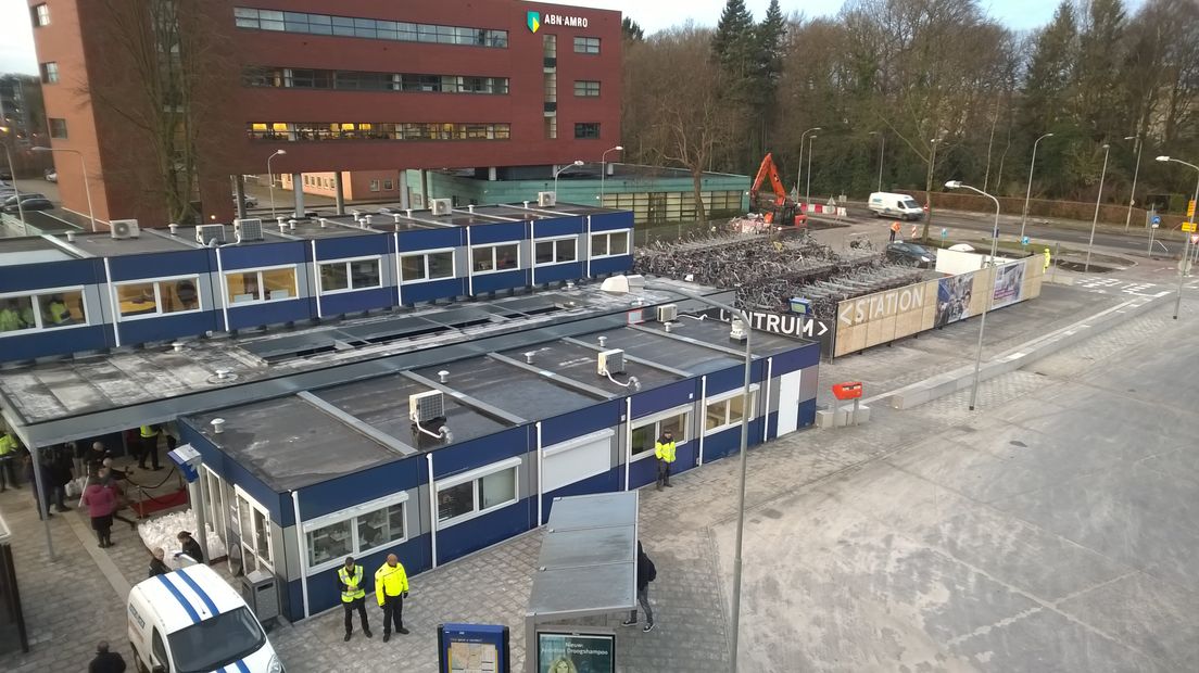 Het tijdelijke stationsgebouw in Assen met daarvoor de Overcingellaan (Rechten: archief RTV Drenthe/Frits Emmelkamp)