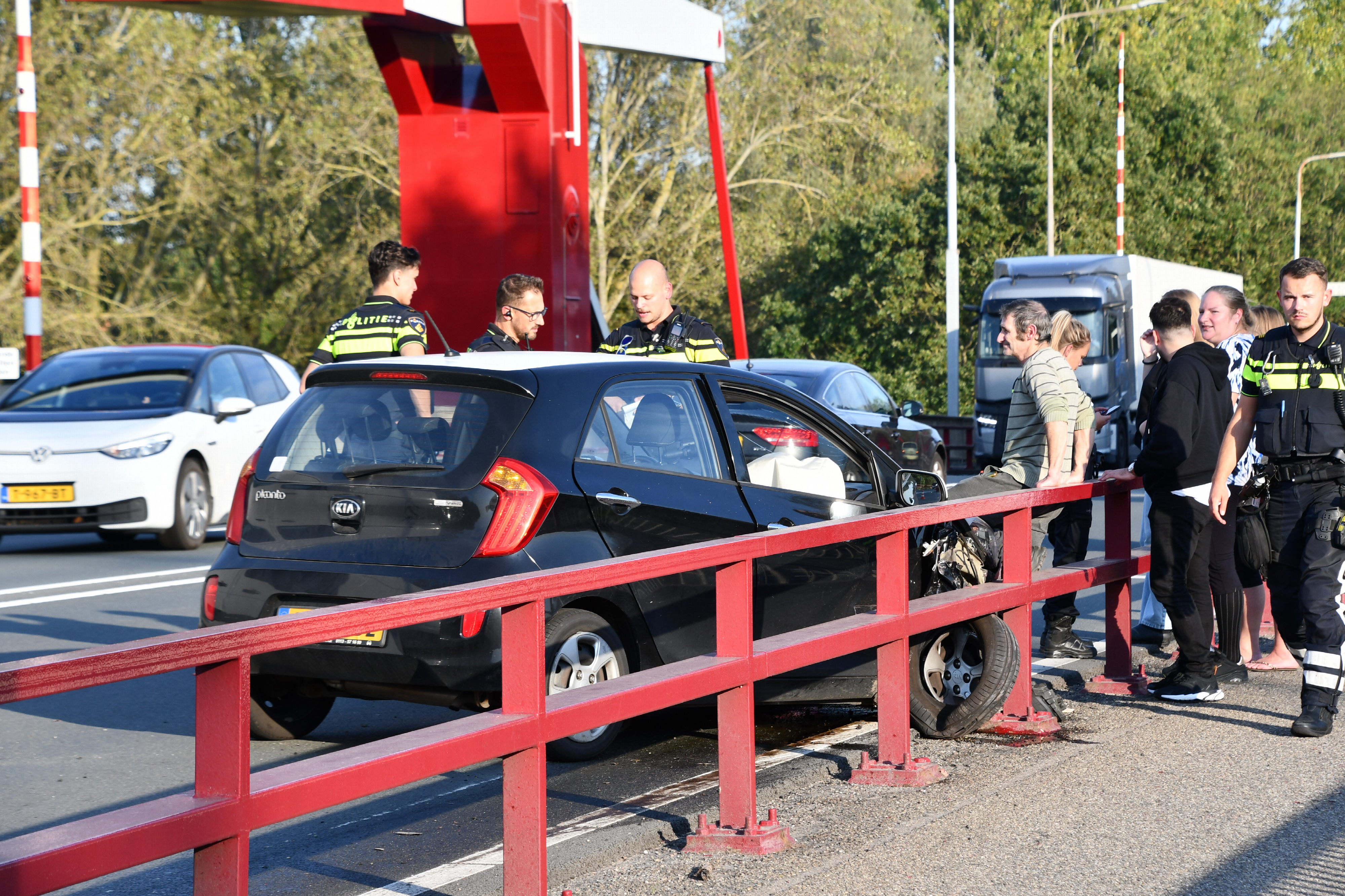 Auto botst tegen brugreling Sloeweg bij Vlissingen