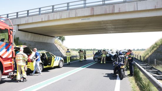 Vier gewonden bij ernstig ongeval op N36, weg afgesloten voor alle verkeer. Vier gewonden bij ernstig ongeval op N36, weg afgesloten voor alle verkeer.