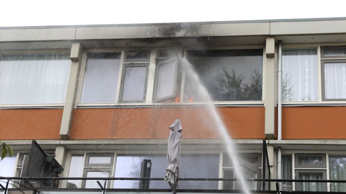 Het vuur woedde in een kamer op de bovenverdieping