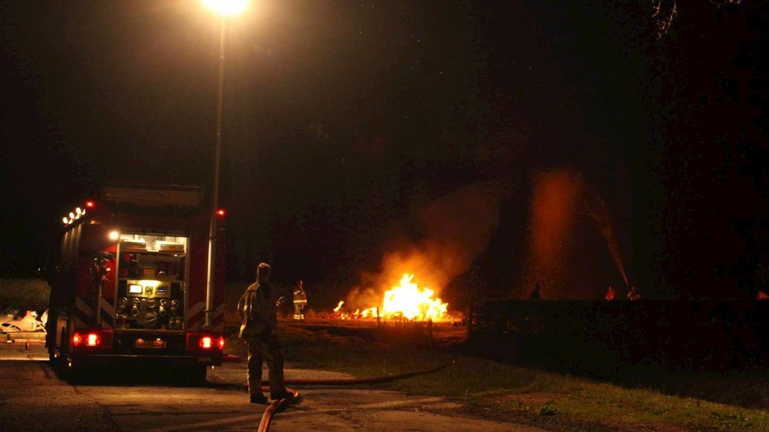 Brandweer blust rietbrand in Giethoorn