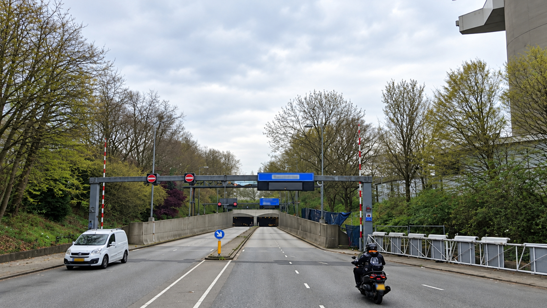 De verlichting van de Maastunnel is donderdagochtend uitgevallen.