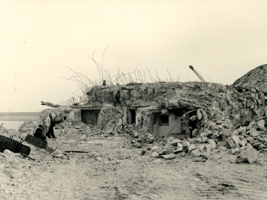 ca. 1965: sloop bunker strand Oostvoorne