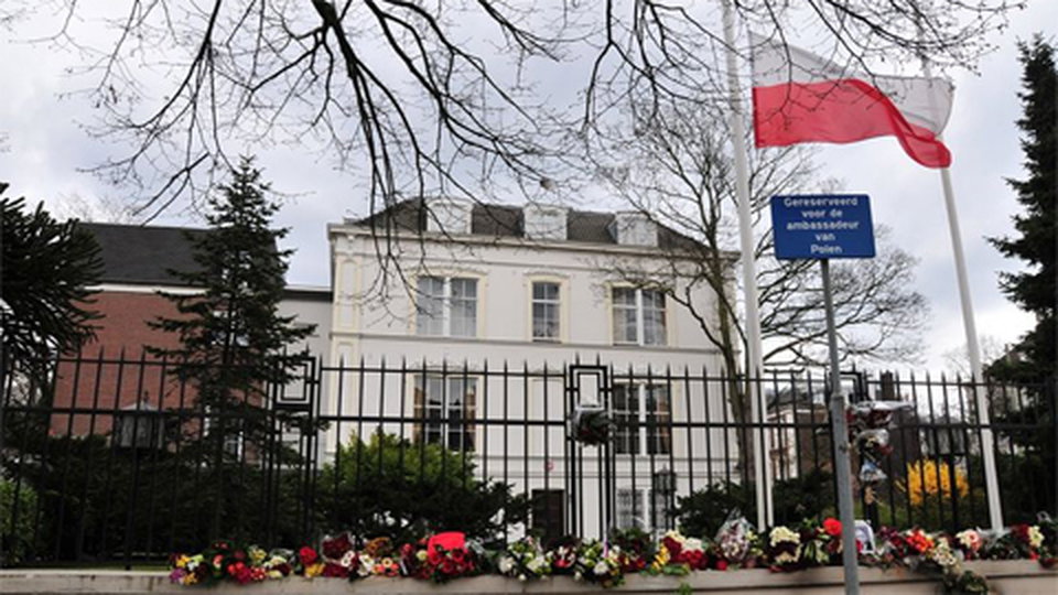 Poolse ambassade Polen vlag halfstok herdenking