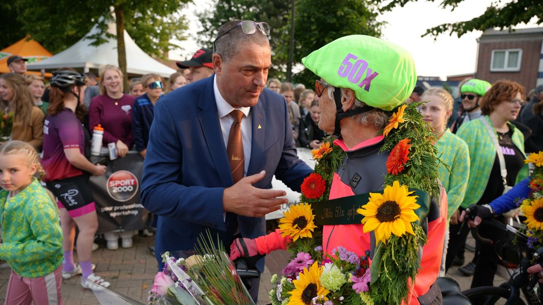Akke Terbraak-van der Werf (79) kriget in lokwinsk fan de foarsitter