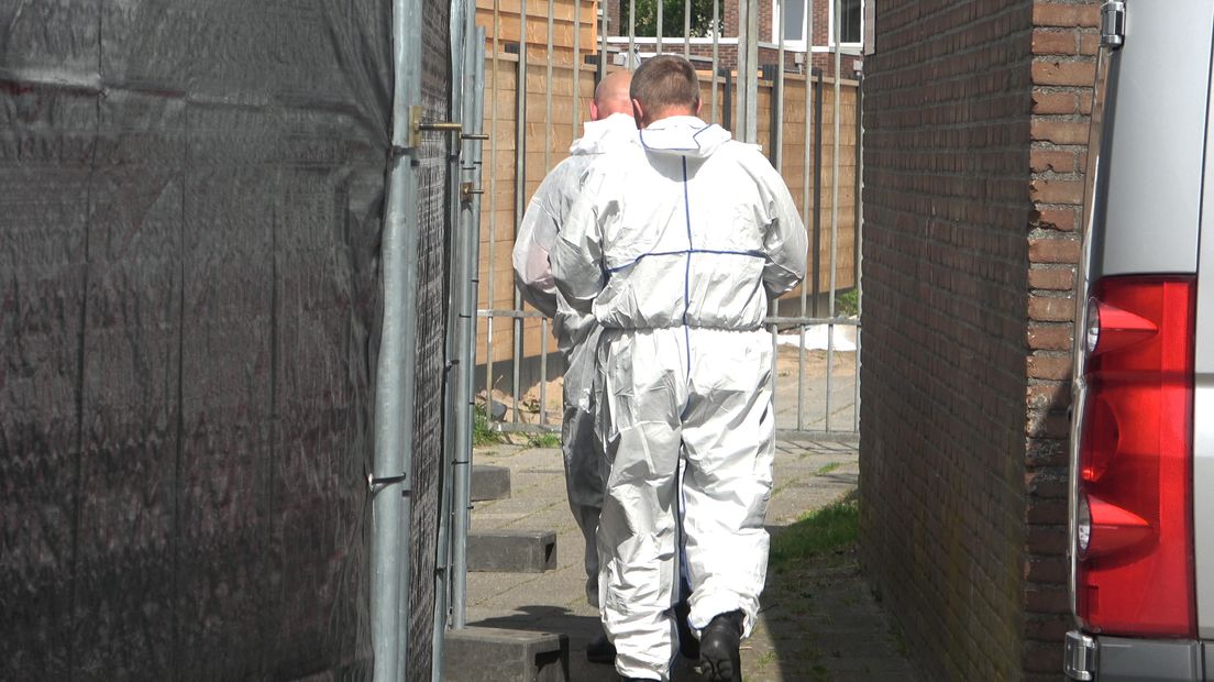 De politie deed gisteren forensisch onderzoek in een woning aan de Jan Sluijterstraat in Meppel (Rechten: Persbureau Meter)