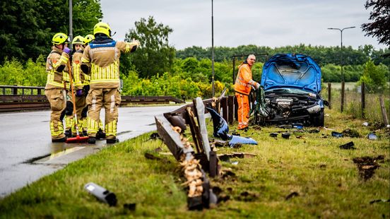 Auto gelanceerd via vangrail in Dieren