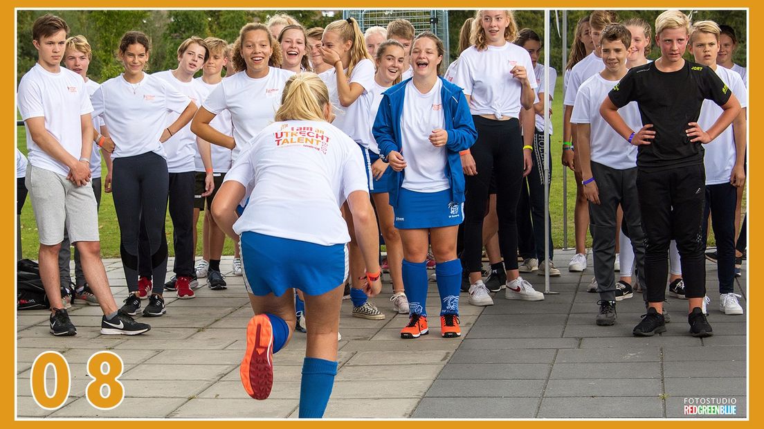 08 Talentendag Utrecht: sporttalenten krijgen workshop hardlopen van coach