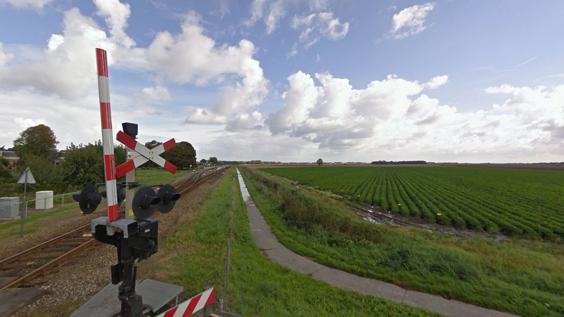 De weg komt langs het spoor en naast het fietspad tussen de Kloosterweg en de Westerhornseweg