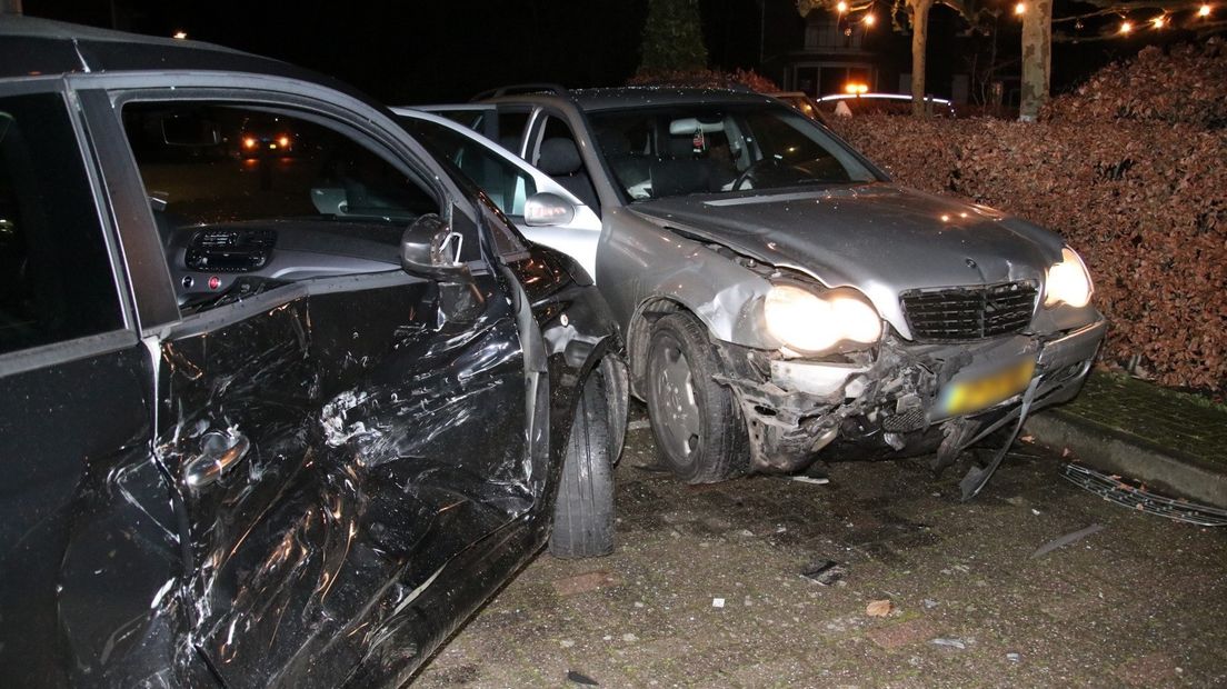 Wilde achtervolging in Koewacht, drie auto's botsen op elkaar