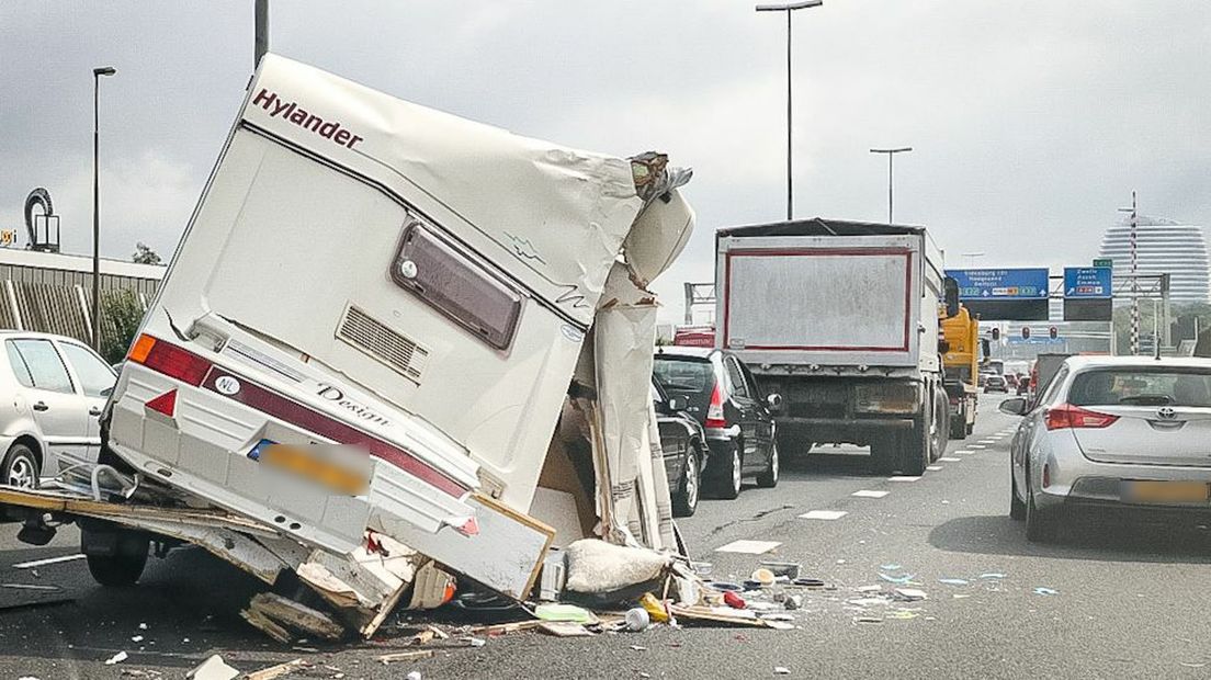 De caravan raakte zwaar beschadigd bij het ongeluk