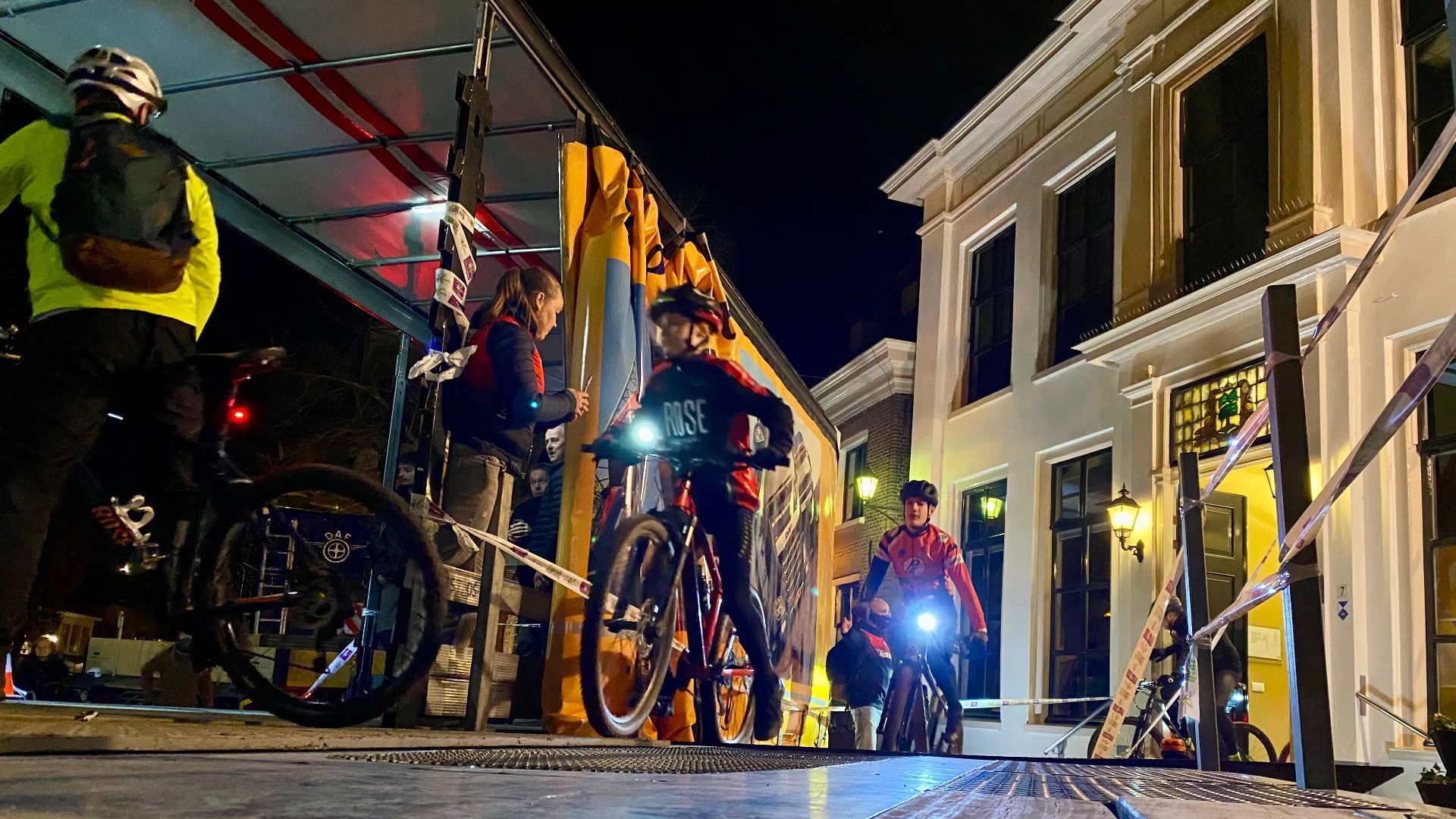 Vanuit het gemeentehuis fietsten deelnemers door twee trailers.