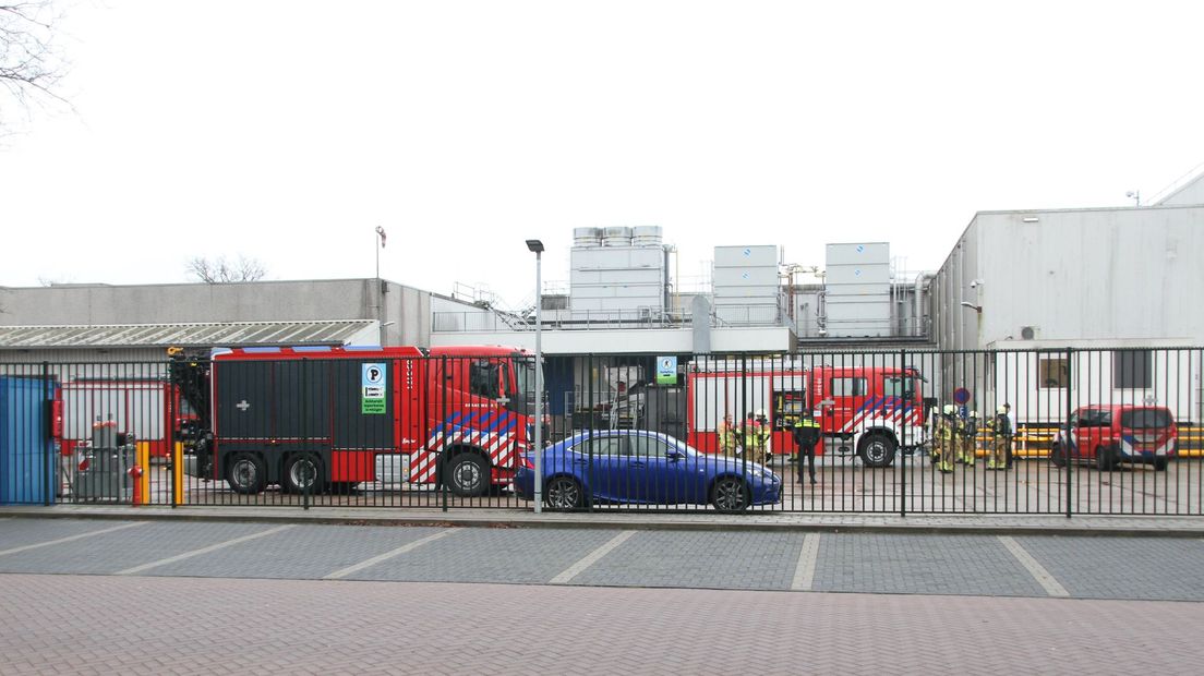 De brandweer rukte met groot materieel uit nadat een ammoniaklek werd geconstateerd bij de ijsfabriek in Hellendoorn.