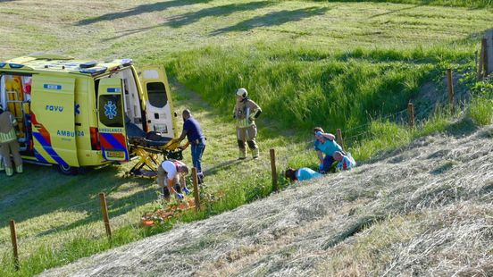 Zwaar motorongeluk op de Lekdijk bij Vianen. Zwaar motorongeluk op de Lekdijk bij Vianen.