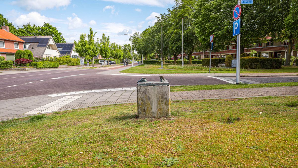 Bronzen beeld 'Kaasje dragen' naast zwembad Hoogland verdwenen