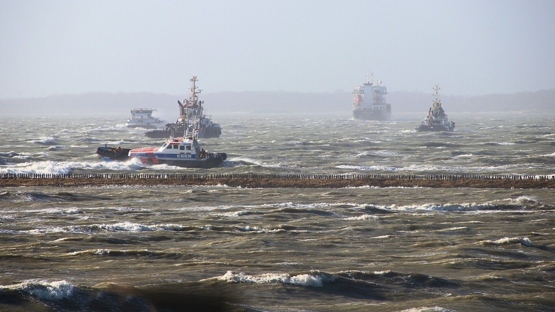 Vergeefse Zoekactie Naar Drenkeling Gezonken Binnenvaartschip ...