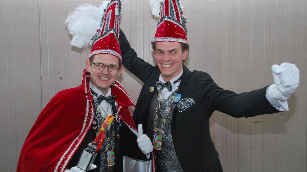 Twee broers voorop in de polonaise bij de Waterpönskes in Tilligte