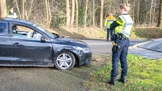 Automobilist gewond na botsing tegen boom en verkeerspaaltje in Basse. Automobilist gewond na botsing tegen boom en verkeerspaaltje in Basse.