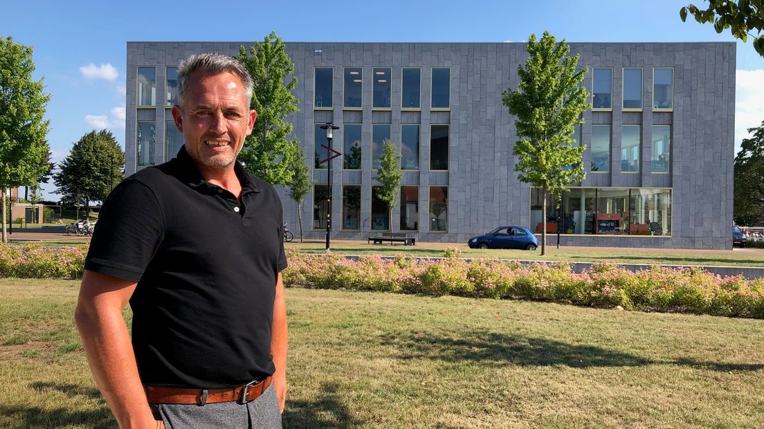 Fractievoorzitter van de PvdB Wim de Boer voor de bibliotheek.