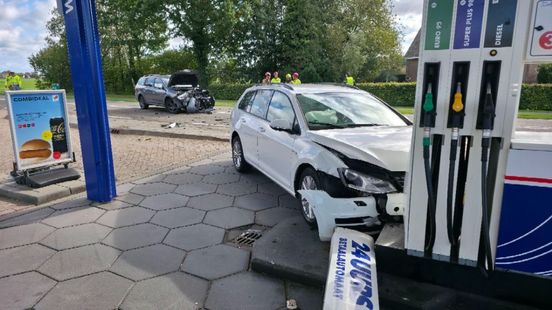 Twee gewonden na frontale botsing bij tankstation