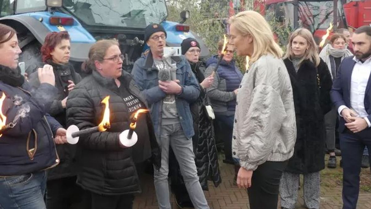 Demonstranten wachten D66-leider Kaag met brandende fakkels op in Diepenheim