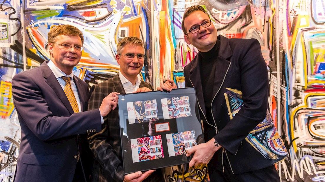 Peter Jan Balkenende ontvang de Riezebos postzegels