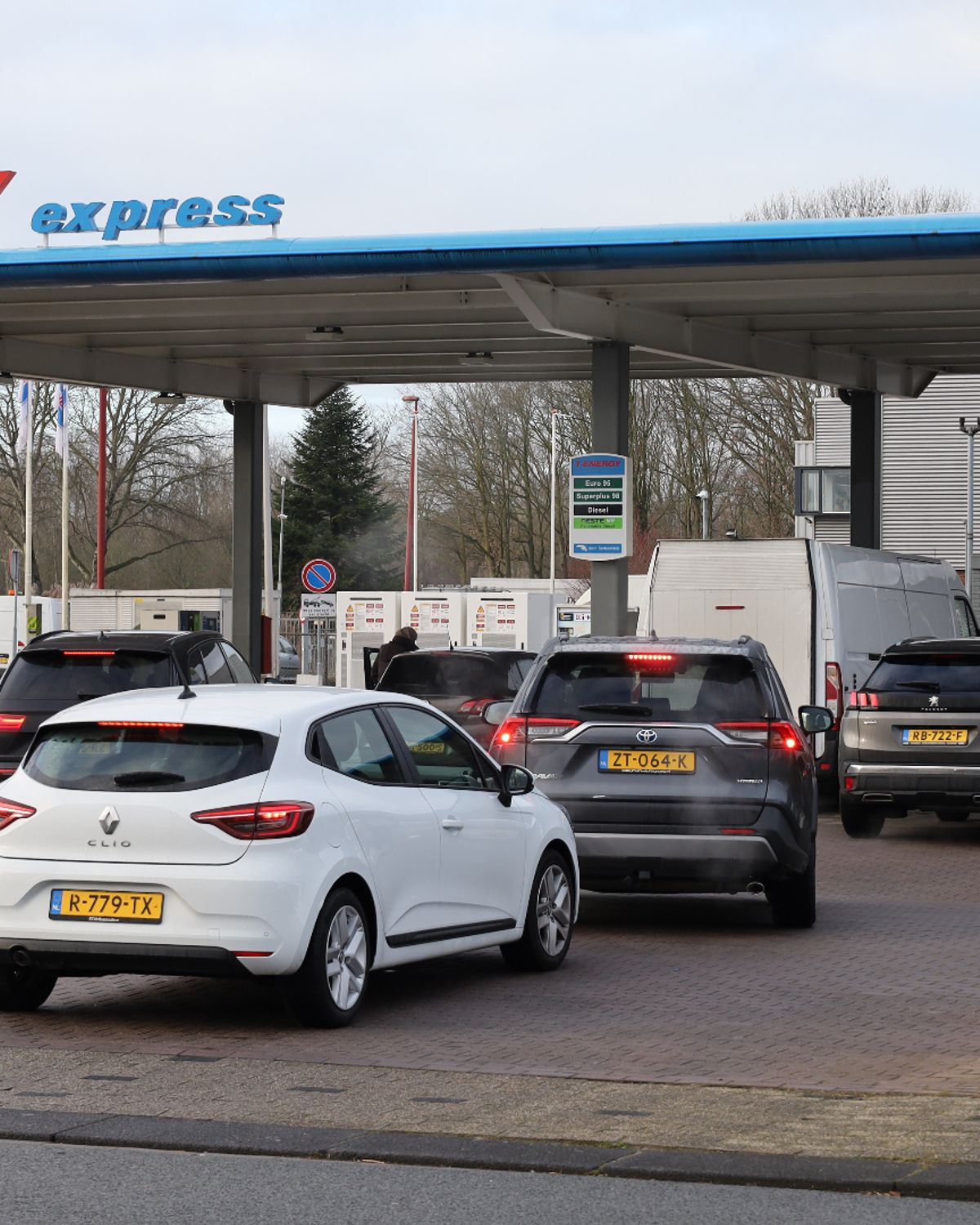 Drukte bij tankstations: benzine wordt morgen duurder - RTV Utrecht