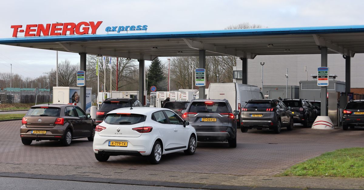 Drukte bij tankstations: benzine wordt morgen duurder - RTV Utrecht