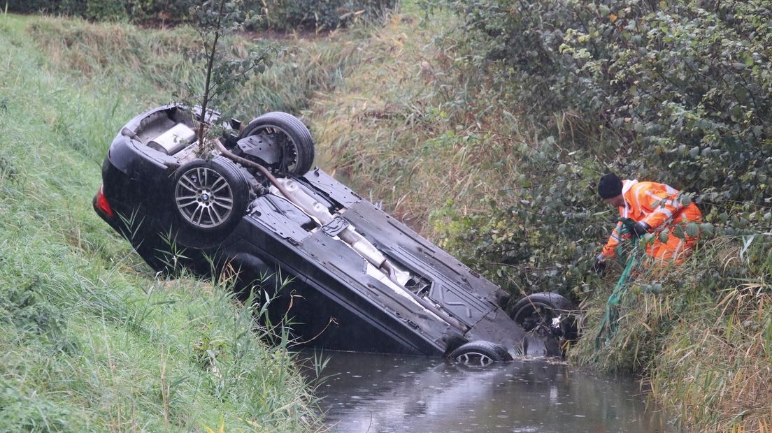 Auto te water bij Biervliet