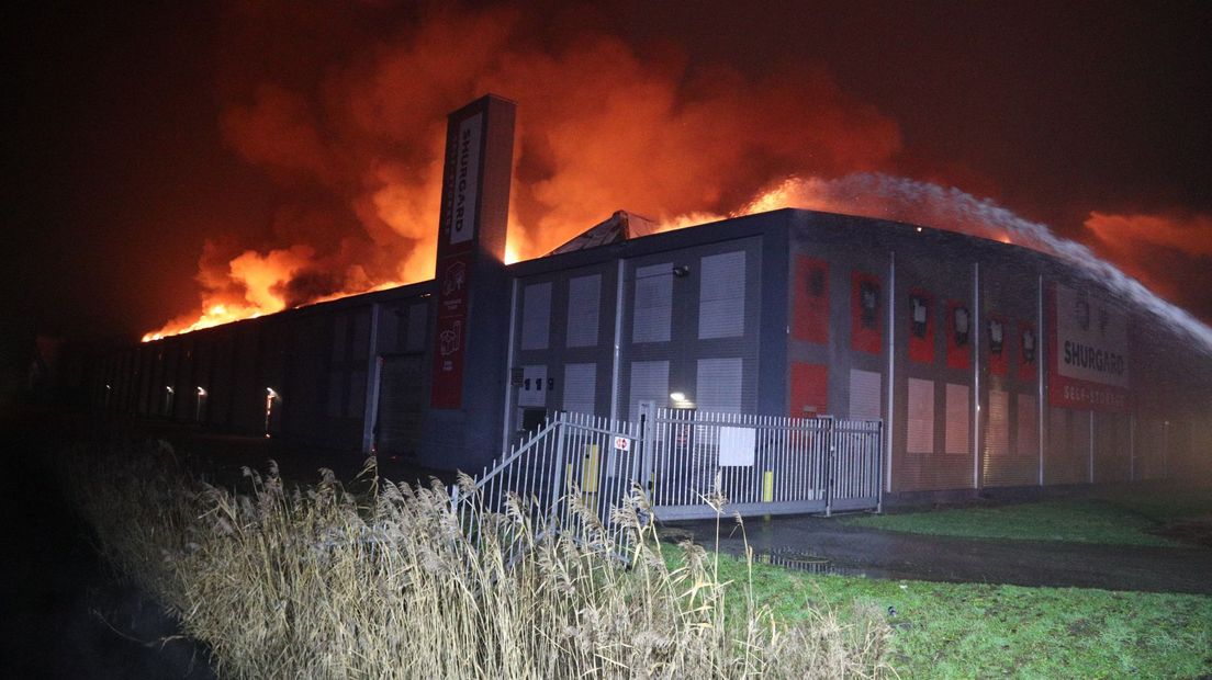 De brandweer strijd tegen de vlammenzee bij het pand van Shurgard in Zoetermeer