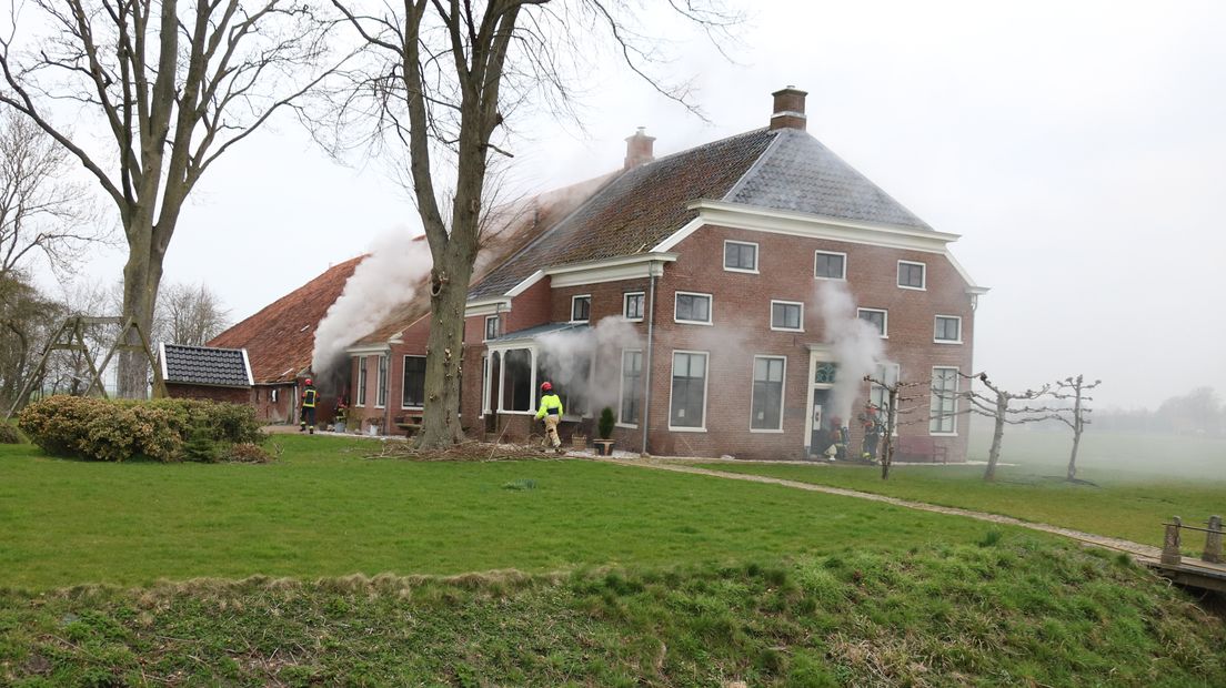 Rook uit de woonboerderij in Nieuw Scheemda