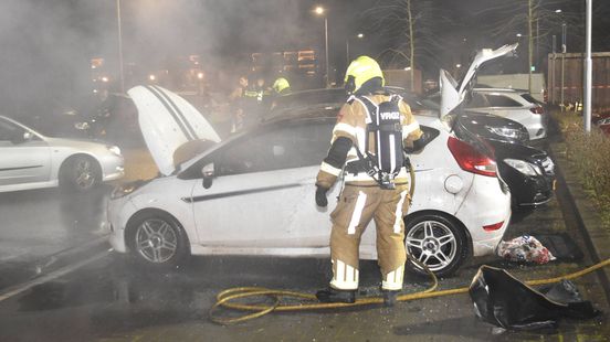 Carnavalsvierders zien auto's in vlammen opgaan